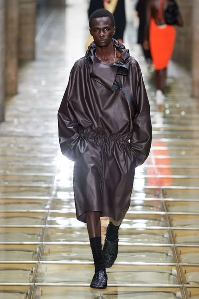Look 32